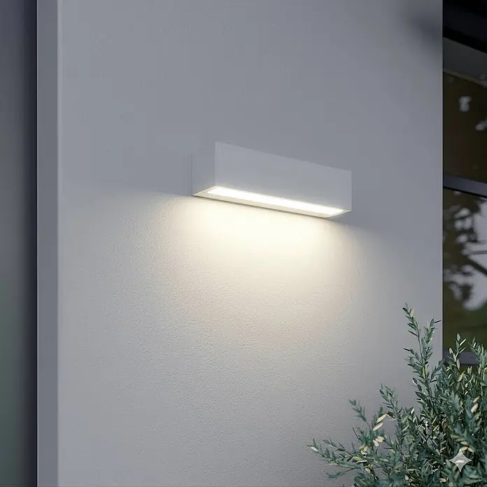 Lucande Außenwandleuchte Lengo - 6 x 25 x 6 cm, weiß / opal, IP65 - Rechteckige weiße Außenwandleuchte wirft warmes Licht auf eine strukturierte Oberfläche.
