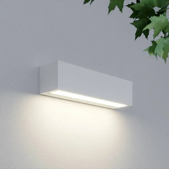 Lucande Außenwandleuchte Lengo - 6 x 25 x 6 cm, weiß / opal, IP65 - Weiße rechteckige Wandleuchte spendet warmes, nach unten gerichtetes Licht.