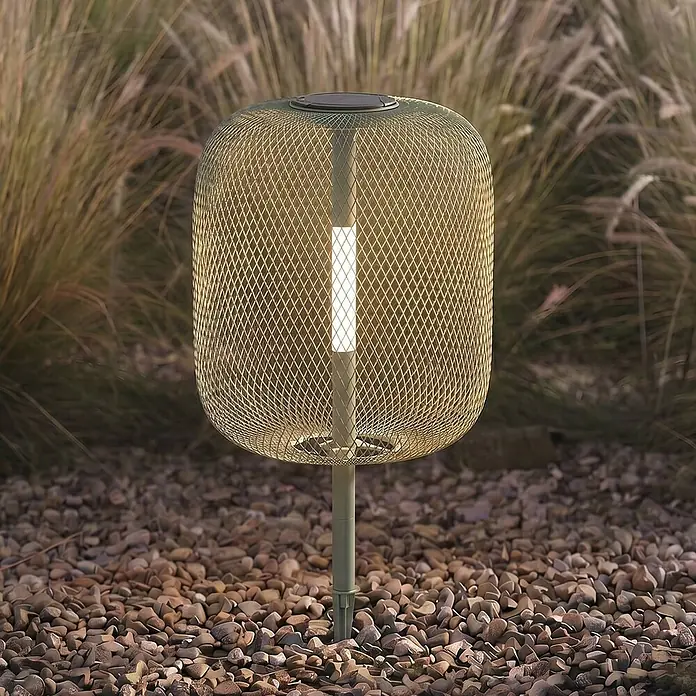 Lucande LED Solar Gartenlampe Erdspieß in grün, dimmbar Erdspießlampe -  - Grüne Maschen-Solar-Gartenleuchte mit beleuchtetem Innenstreifen, in Kies gesteckt.