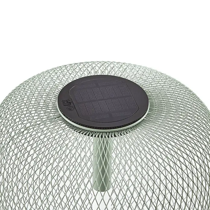 Lucande LED Solar Gartenlampe Erdspieß in grün, dimmbar Erdspießlampe -  - Hellegrüne Solar-Gartenleuchte aus Drahtgeflecht mit schwarzem Solarpanel oben.