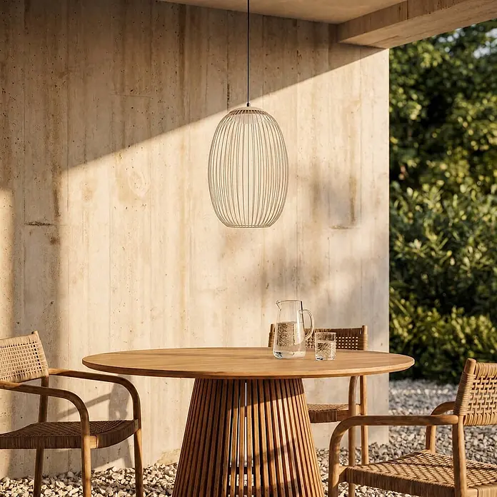 Lucande LED Hängelampe außen in beige, weiß, Pendelleuchte aussen -  - Ovale Pendelleuchte mit hellem Lamellen-Design, beleuchtet einen Essbereich im Freien.