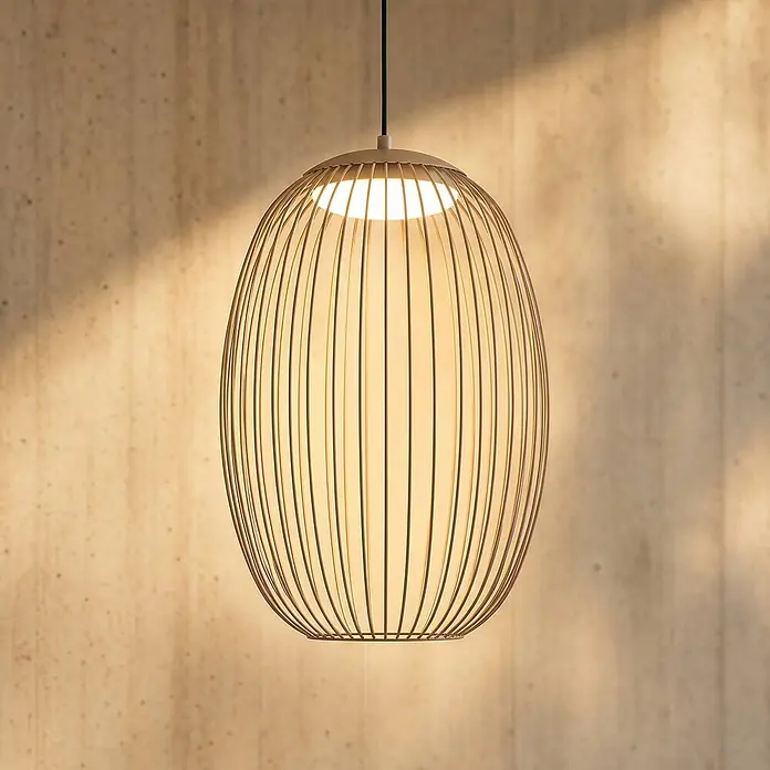 Lucande LED Hängelampe außen in beige, weiß, Pendelleuchte aussen -  - Ovale Pendelleuchte mit beigem Drahtkäfig und innerem Diffusor, beleuchtet, vor einer strukturierten Wand.