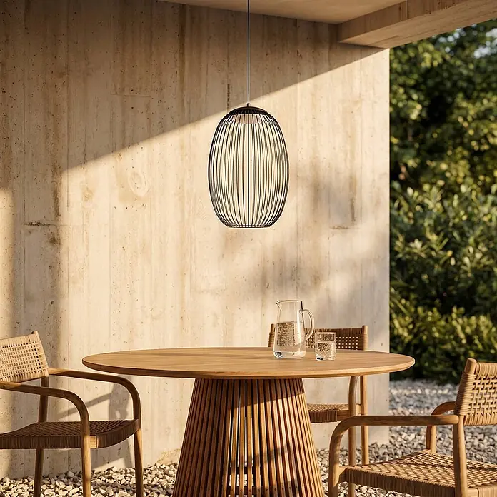 Lucande LED Hängelampe außen in schwarz, weiß, Pendelleuchte aussen -  - Schwarze Draht-Pendelleuchte beleuchtet ein Holztisch-Set mit geflochtenen Stühlen und Wasserkrug im Freien.