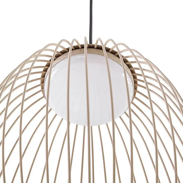 Lucande LED Hängelampe außen in beige, weiß, Pendelleuchte aussen -  - Nahaufnahme einer beigen kugelförmigen Pendelleuchte mit Lattenkäfigschirm und weißem Diffusor.