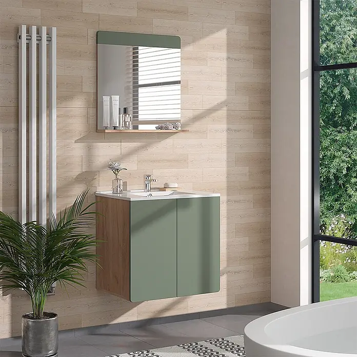 Vicco Badmöbel-Set Izan Goldkraft Eiche/Grün 3 Teile mit Spiegel - Goldkraft Eiche, Matt - Wandhängender Badschrank mit Holzoptik-Seite, grünen Türen, weißem Waschbecken und passendem grünen Spiegel mit Ablage, in einem modernen Bad.