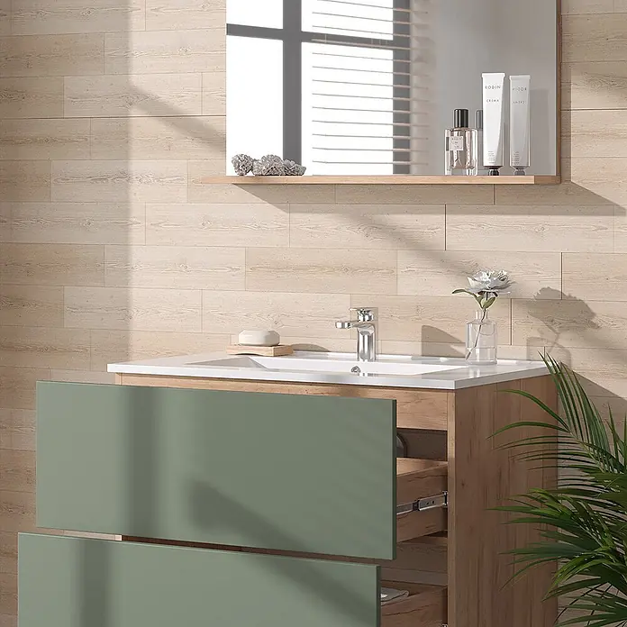 Vicco Badmöbel-Set Izan Goldkraft Eiche/Grün 3 Teile mit Spiegel - Goldkraft Eiche, Matt - Salbeigrüner und hölzerner Badezimmerschrank mit weißem Waschbecken, eine Schublade offen.