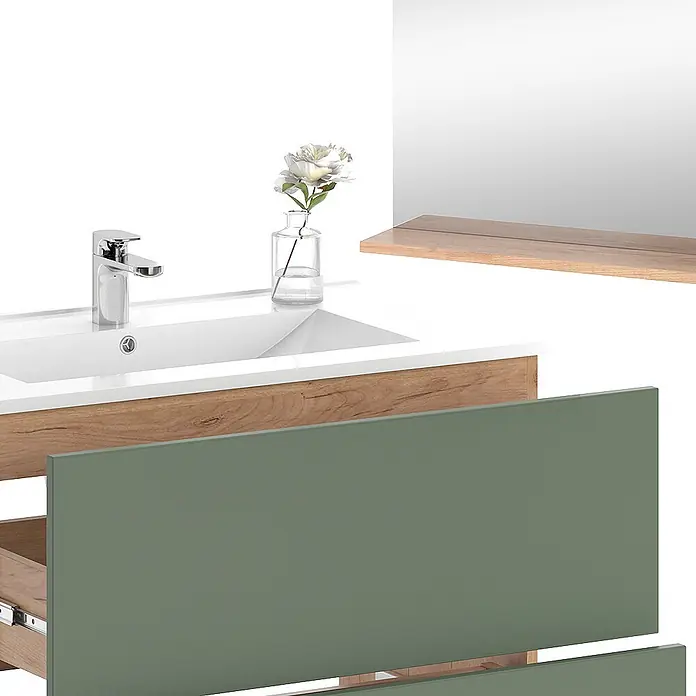 Vicco Badmöbel-Set Izan Goldkraft Eiche/Grün 3 Teile mit Spiegel - Goldkraft Eiche, Matt - Badmöbel mit weißem Keramikwaschbecken, Chromarmatur, Holzplatte und zwei mattgrünen Schubladen, eine leicht geöffnet.