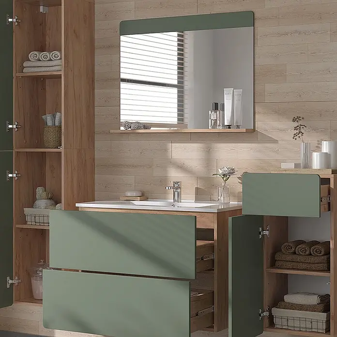Vicco Badmöbel-Set Izan Goldkraft Eiche/Grün 5 Teile mit Hoch- und Midischrank - Goldkraft Eiche, Matt - Badezimmermöbel-Set in Holzoptik mit salbeigrünen Schränken, weißem Waschbecken und passendem Hochschrank im hellen Holzpaneel-Bad.