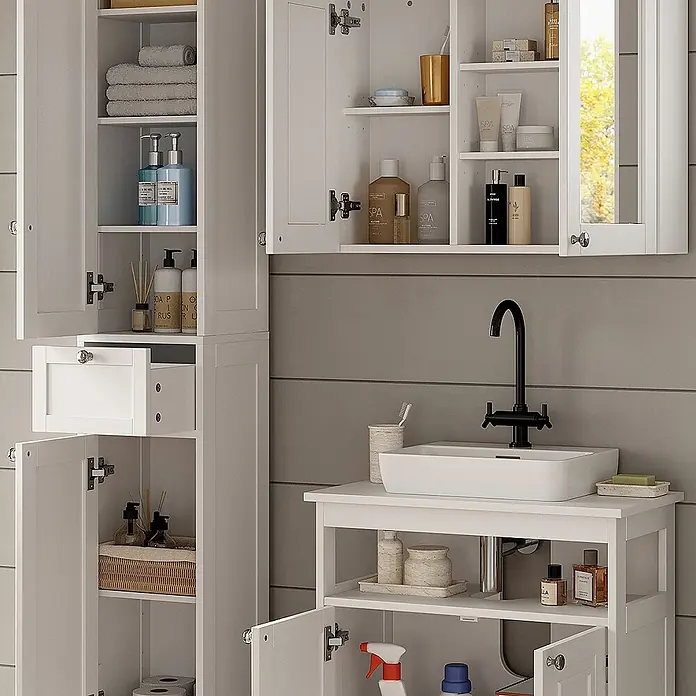 Vicco Badmöbel-Set Vanity Weiß 3 Teile - Weiß, Matt - Weiße Badezimmer-Aufbewahrungsschränke und ein Waschtisch mit Waschbecken und schwarzem Wasserhahn, die viel Stauraum zeigen.
