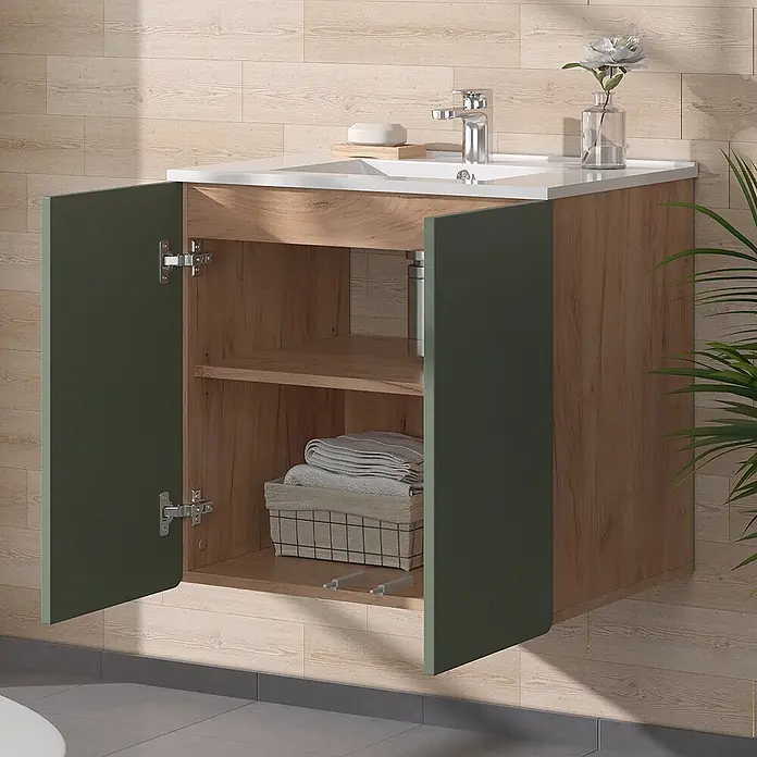 Vicco Badmöbel-Set Izan Goldkraft Eiche/Grün - Goldkraft Eiche, Matt - Wandhängender Badschrank mit heller Holzoptik, weißem Waschbecken und offenen dunkelgrünen Türen, die Stauraum zeigen.