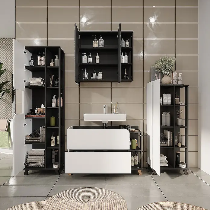 Vicco Badmöbel-Set Karen Anthrazit/Weiß 4 Teile - Anthrazit, Matt - Modernes schwarz-weißes Badmöbelset: Waschtisch mit Waschbecken, Wandschrank und zwei hohen Schränken, bestückt mit Handtüchern und Pflegeprodukten.