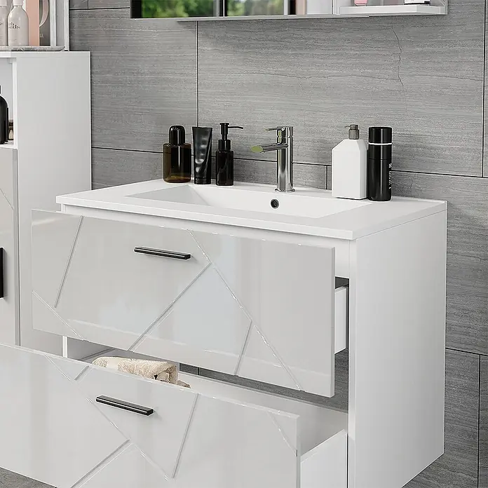 Vicco Badmöbel-Set Irma Weiß/Weiß Hochglanz 2 Teile - Weiß, Glänzend - Weißer Hochglanz-Badschrank mit integriertem Waschbecken und zwei Schubladen mit geometrischen Mustern und schwarzen Griffen. Eine Schublade ist offen und zeigt ein Handtuch.