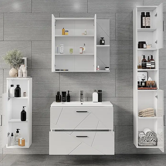 Vicco Badmöbel-Set Irma Weiß/Weiß Hochglanz 5 Teile - Weiß, Glänzend - Weißes Badmöbelset mit geometrisch gemusterten Schubladen, Spiegelschrank und zwei hohen Aufbewahrungsschränken, gefüllt mit Pflegeprodukten.
