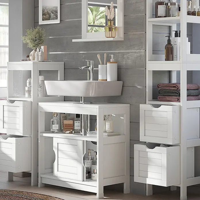 Vicco Badmöbel-Set Vilda Weiß 4 Teile - Weiß, Matt - Weißes Badezimmermöbel-Set aus Holz mit Waschbeckenunterschrank und verschiedenen Ablagen/Schränken in einem modernen Bad.