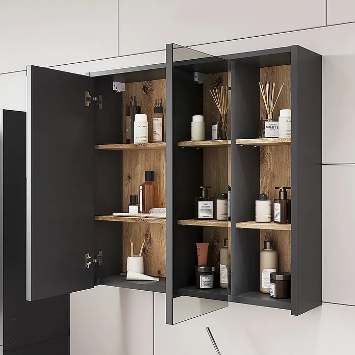 Vicco Badmöbel-Set Viola Grau/Artisan 4 Teile - Grau, Matt - Dunkelgrauer Badspiegelschrank mit Holz-Einlegeböden, offen und mit Toilettenartikeln gefüllt.