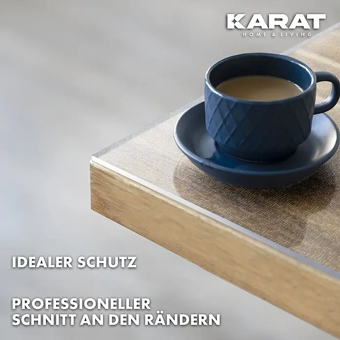 Karat Tischbelag Gerade Kante - 100 x 60 cm, Transparent, Kunststoff - Transparenter Tischschutz mit präzise geschnittenen Kanten auf einem Holztisch, darauf eine blaue Tasse.