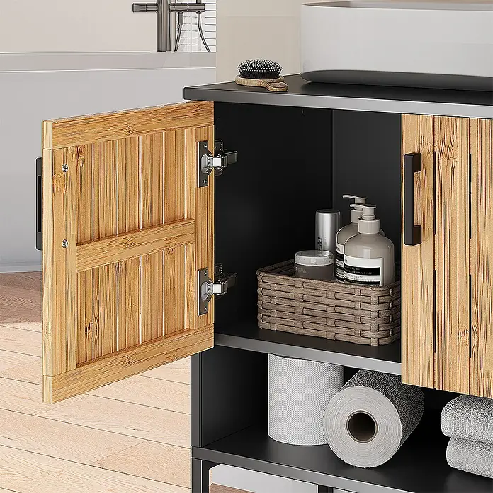 Vicco Badmöbel-Set Vayra Bambus 2 Teile - Bambus, Matt - Schwarzer Badezimmerschrank mit Bambustüren, offen gezeigt, um Pflegeprodukte und Handtücher zu präsentieren.