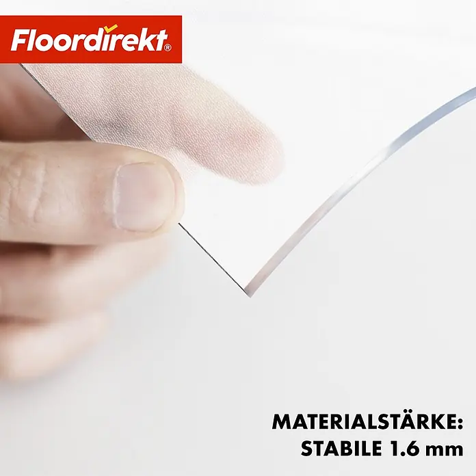 Floordirekt Tischbelag Gerade Kante - 200 x 90 cm, Milchig, Kunststoff - Eine Hand hält eine transparente, strukturierte, flexible Matte, die ihre stabile Stärke von 1,6 mm zeigt.