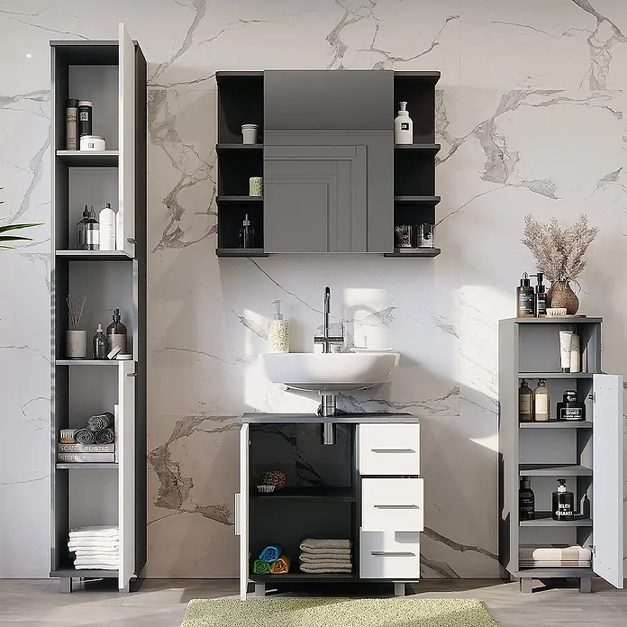 Vicco Badmöbel-Set Ilias Anthrazit/Weiß 4 Teile - Anthrazit, Matt - Ein modernes grau-weißes Badezimmer-Set mit Waschbecken, Spiegelschrank und zwei Hochschränken in einem Bad mit Marmorwänden.