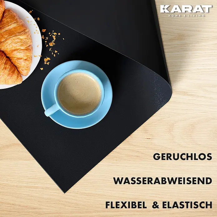 Karat Tischbelag Schräge Kante - 80 x 80 cm, Schwarz, Kunststoff - Schwarze, flexible, geruchlose Tischunterlage schützt einen Holztisch mit Kaffee und Croissants. Wasserabweisend.