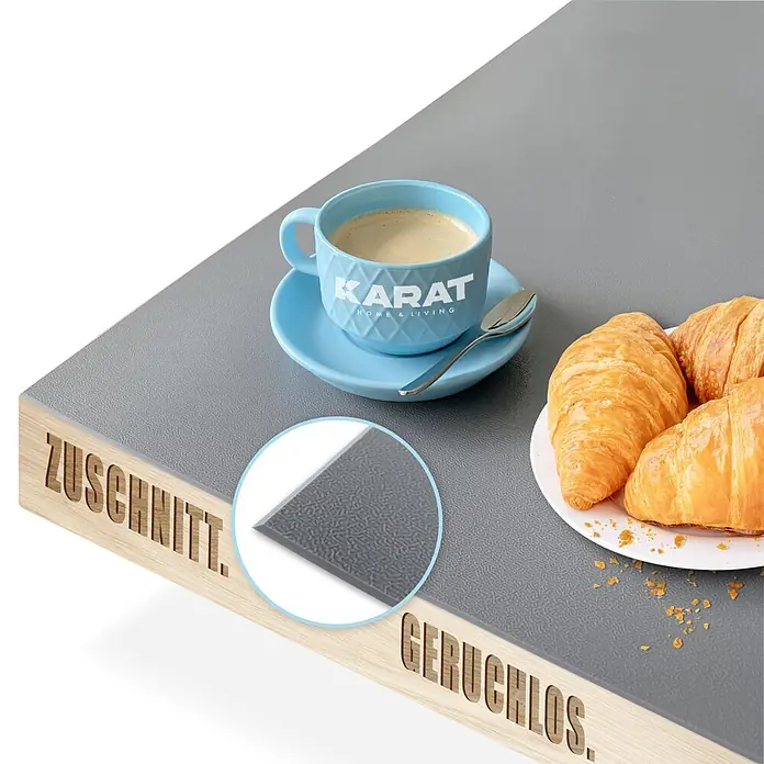 Karat Tischbelag Schräge Kante - 140 x 80 cm, Dunkelgrau, Kunststoff - Graue, strukturierte Matte/Einlage, zuschneidbar und geruchlos. Auf Holzuntergrund mit Frühstücksartikeln.