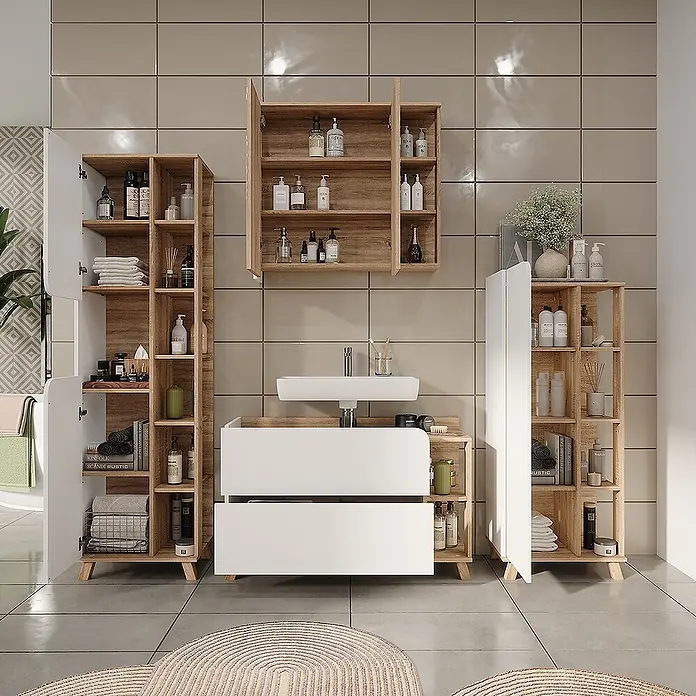 Vicco Badmöbel-Set Karen Sonoma/Weiß 4 Teile - Sonoma, Matt - Badezimmermöbelset aus Holz mit weißen Türen, offenen Regalen, Wandschrank und Waschtisch mit Waschbecken, gefüllt mit Pflegeprodukten.