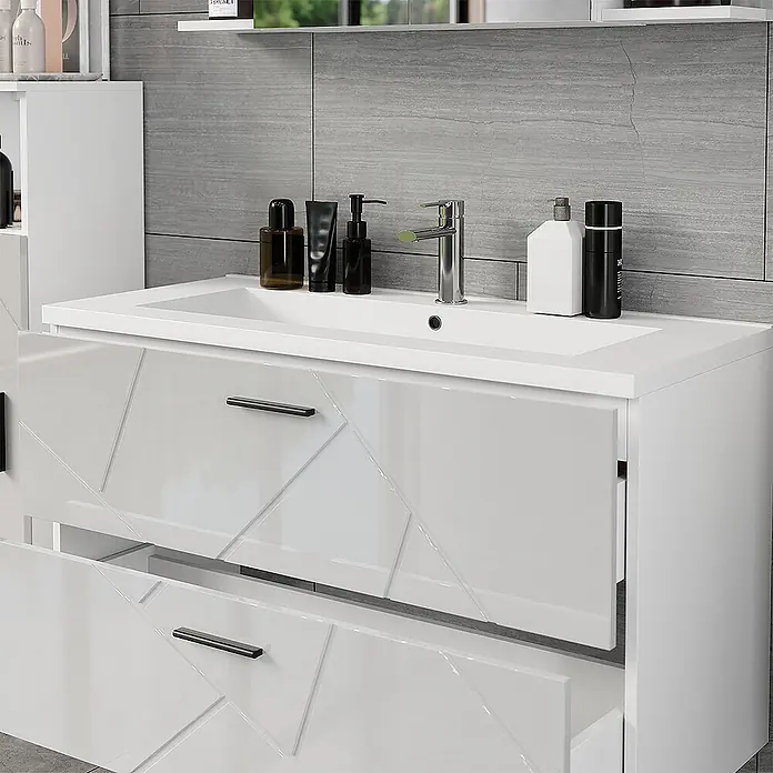 Vicco Badmöbel-Set Irma Weiß/Weiß Hochglanz 2 Teile - Weiß, Glänzend - Weißer Badunterschrank mit integriertem Waschbecken und zwei glänzenden, geometrisch gemusterten Schubladen, teilweise geöffnet.