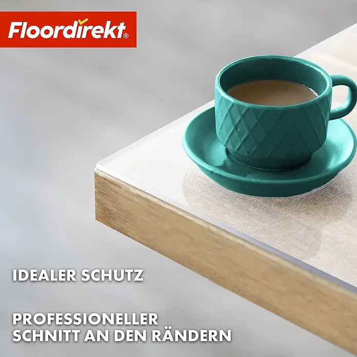 Floordirekt Tischbelag Gerade Kante - 200 x 90 cm, Milchig, Kunststoff - Transparente Schutzmatte auf Holztisch mit türkiser Tasse, zeigt idealen Schutz und professionellen Kantenschnitt.