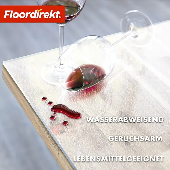 Floordirekt Tischbelag Gerade Kante - 200 x 90 cm, Milchig, Kunststoff - Transparente Schutzmatte auf Holzuntergrund mit verschüttetem Rotwein, demonstriert Wasserabweisung und Lebensmittelechtheit.