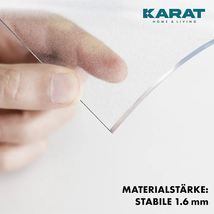 Karat Tischbelag Gerade Kante - 100 x 60 cm, Transparent, Kunststoff - Hand hält eine klare, strukturierte, flexible Schutzmatte mit stabiler 1,6 mm Dicke.