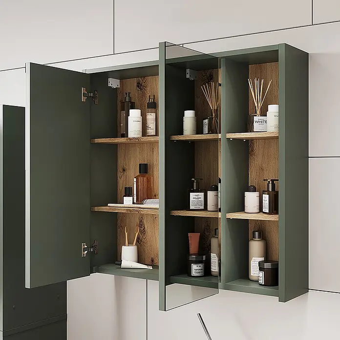 Vicco Badmöbel-Set Viola Grün/Artisan 4 Teile - Grün, Matt - Dunkelgrüner Badezimmerschrank mit Holzregalen und Spiegeltüren, gefüllt mit Toilettenartikeln.