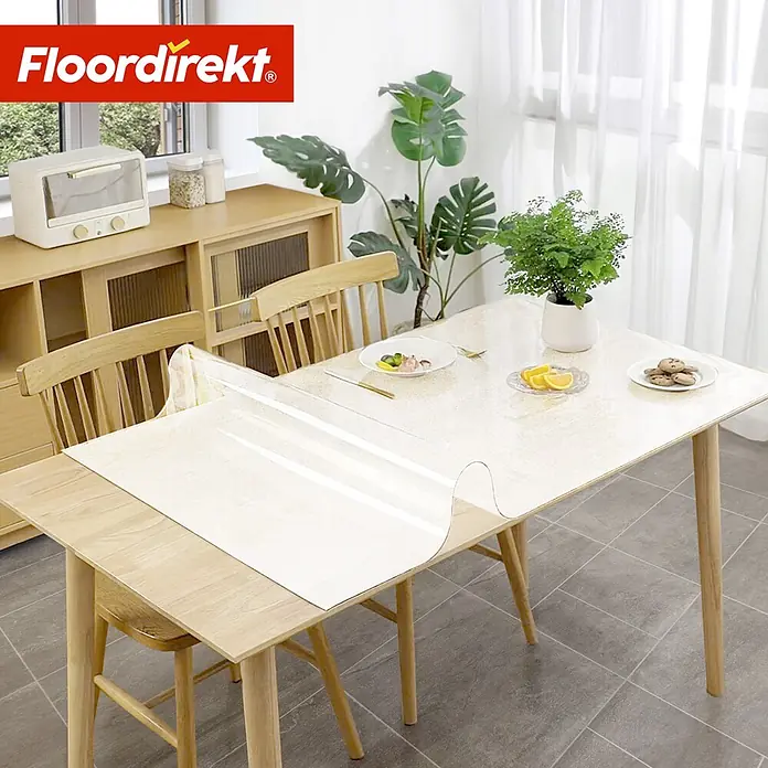 Floordirekt Tischbelag Gerade Kante - 200 x 90 cm, Milchig, Kunststoff - Transparenter PVC-Tischschutz auf einem Holzesstisch in einem Esszimmer.