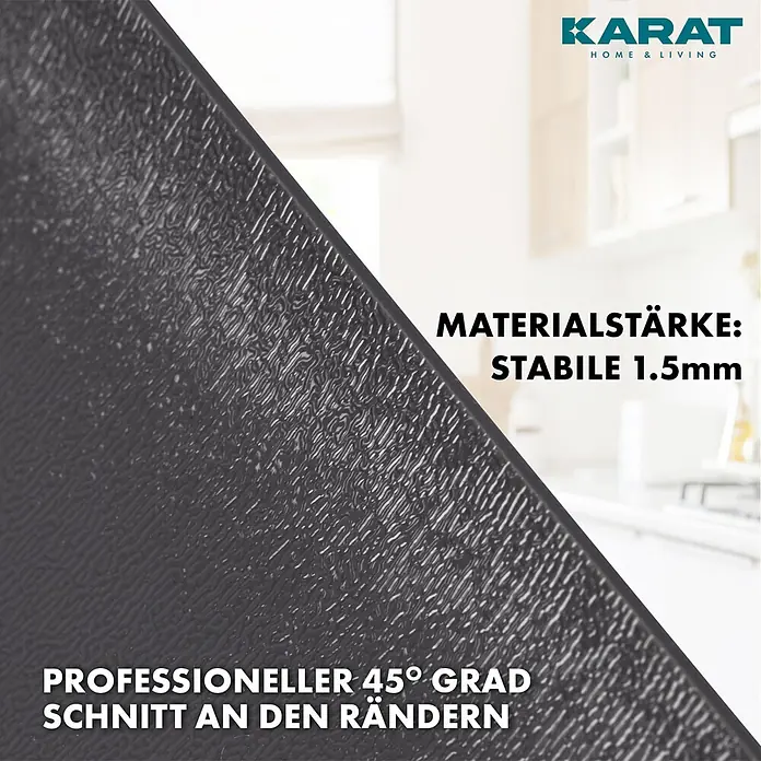 Karat Tischbelag Schräge Kante - 140 x 80 cm, Dunkelgrau, Kunststoff - Schwarze, texturierte, 1,5 mm dicke Matte mit 45-Grad-Schnittkante, in einer Küche.