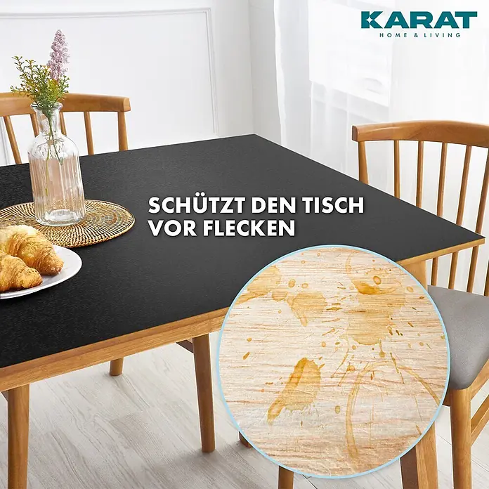 Karat Tischbelag Schräge Kante - 80 x 80 cm, Schwarz, Kunststoff - Schwarzer Tischschutz auf einem Holztisch, der Flecken verhindert. Ein Ausschnitt zeigt eine befleckte Holzoberfläche.