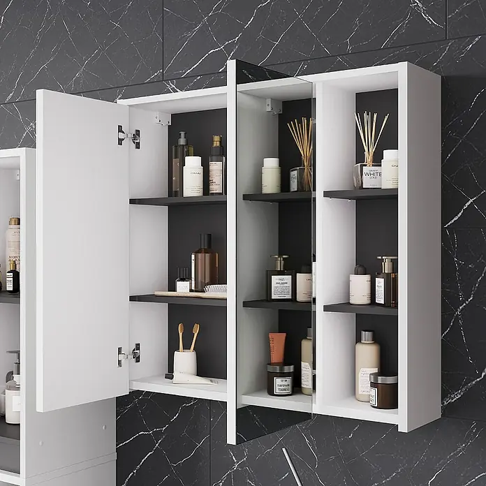 Vicco Badmöbel-Set Viola Weiß/Grau 4 Teile - Weiß, Matt - Weiß-dunkelgrauer Badezimmerschrank mit offenen Türen, gefüllt mit Toilettenartikeln, an einer schwarzen Marmorwand.