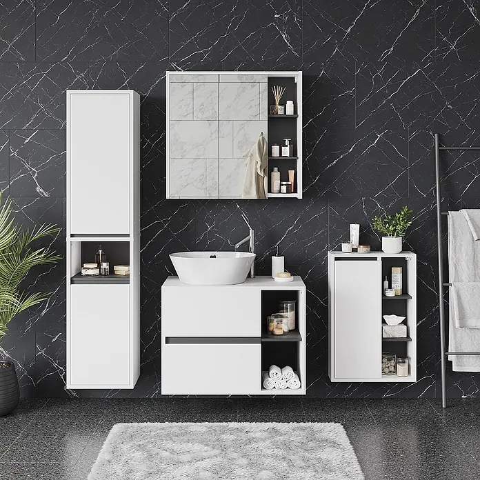 Vicco Badmöbel-Set Viola Weiß/Grau 4 Teile - Weiß, Matt - Weißes Badmöbel-Set mit Waschbecken, Hochschrank und Beistellschrank vor schwarzer Marmorwand.