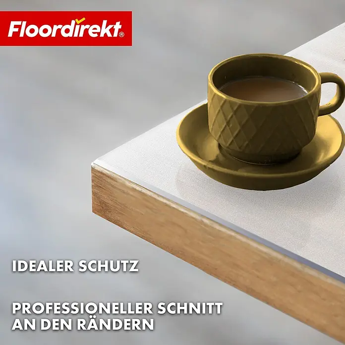 Floordirekt Tischbelag Schräge Kante - 200 x 100 cm, Milchig, Kunststoff - Floordirekt Bodenschutzprofil: Holzleiste mit Metallstreifen für professionelle Ränder. Eine Kaffeetasse steht auf der Oberfläche.