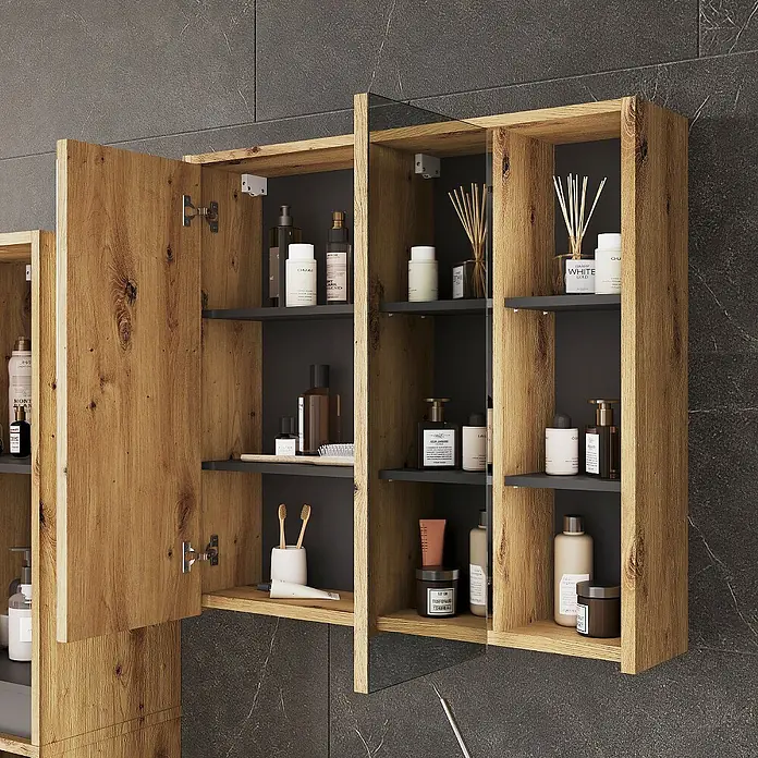 Vicco Badmöbel-Set Viola Artisan/Grau 4 Teile - Artisan-Eiche, Matt - Badezimmerschrank aus Holz mit dunklen Ablagen und Spiegel, gefüllt mit Toilettenartikeln, an dunkler Fliesenwand.