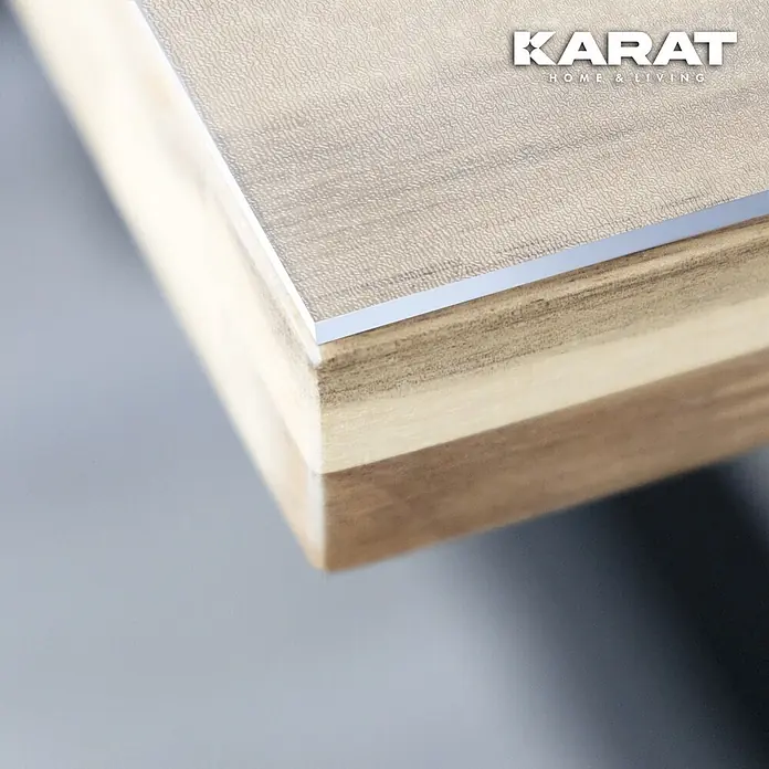 Karat Tischbelag Gerade Kante - 100 x 60 cm, Transparent, Kunststoff - Hellbraune Holzmaserungsoberfläche mit klarer Schutzschicht, zeigt eine robuste mehrschichtige Kante.