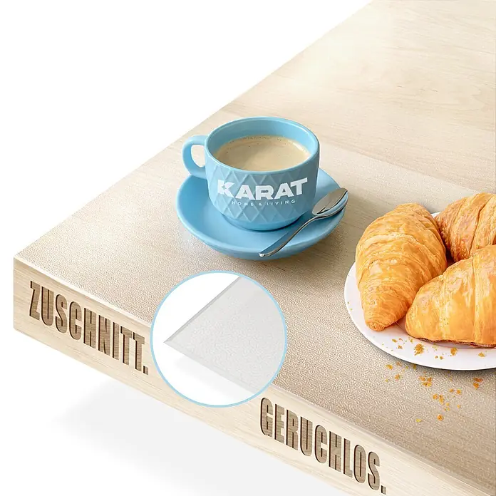 Karat Tischbelag Schräge Kante - 200 x 90 cm, Transparent (matt), Kunststoff - Transparente, strukturierte, geruchlose Matte auf Holzoberfläche mit Kaffee und Croissants.