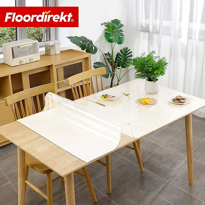 Floordirekt Tischbelag Schräge Kante - 200 x 100 cm, Milchig, Kunststoff - Transparente Tischschutzfolie auf einem hellen Holztisch, die ihre klare Schutzfläche für den täglichen Gebrauch zeigt.
