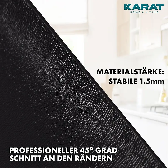 Karat Tischbelag Schräge Kante - 80 x 80 cm, Schwarz, Kunststoff - Schwarze, strukturierte Schutzmatte, 1,5mm dick mit 45-Grad-Schnittkanten, in einer Küche gezeigt.
