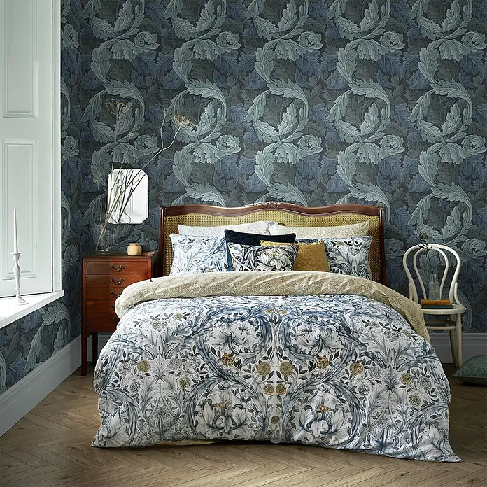 Akanthus -  - Schlafzimmer mit dunkler Akanthusblatt-Tapete und blau-weißer Blumenbettwäsche.