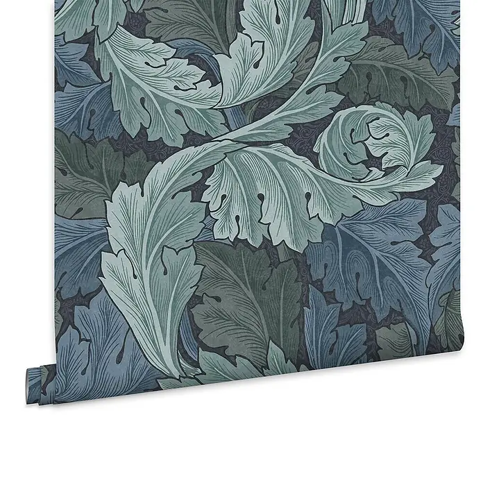 Akanthus -  - Tapetenrolle mit detailliertem blau-grünem Blattmuster auf dunklem Hintergrund.