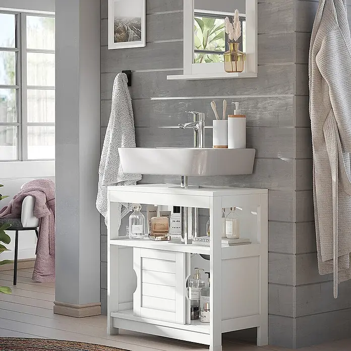 Vicco Badmöbel-Set Vilda Weiß 2 Teile - Weiß, Matt - Weißer Badezimmerschrank mit integriertem Waschbecken, offenen Regalen und Schiebetür in einem modernen Badezimmer.