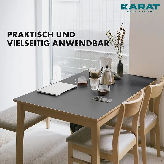 Karat Tischbelag Schräge Kante - 140 x 80 cm, Dunkelgrau, Kunststoff - Moderner Esstisch mit dunkelgrauer Platte und hellen Holzbeinen, für Kaffee und Arbeit in hellem Interieur arrangiert.