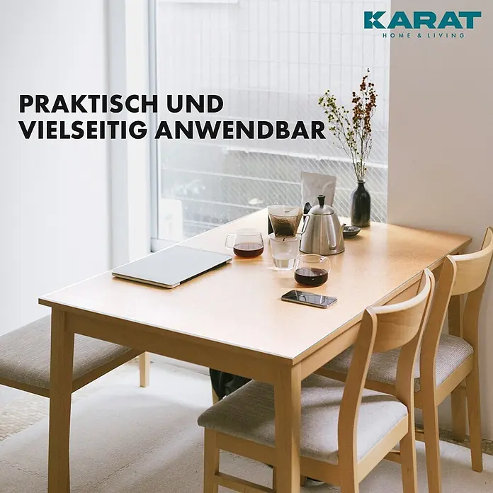 Karat Tischbelag Schräge Kante - 200 x 90 cm, Transparent (matt), Kunststoff - Klare Schutzmatte auf einem hellen Holztisch, dekoriert mit Kaffeezubehör und einem Tablet in häuslicher Umgebung.