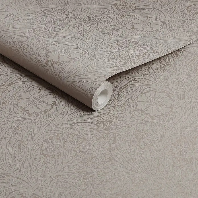 William Morris At Home Vliestapete Ringelblume, faserig - Beige, Floral, 1.000 x 52 cm - Blumenmuster-Tapetenrolle in zweifarbigem Beige, teilweise abgerollt.