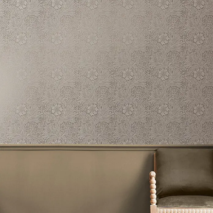 William Morris At Home Vliestapete Ringelblume, faserig - Beige, Floral, 1.000 x 52 cm - Beige gemusterte Tapete mit aufwendigem Blumen- und Blattmuster an einer Wand über einem Soubassement.
