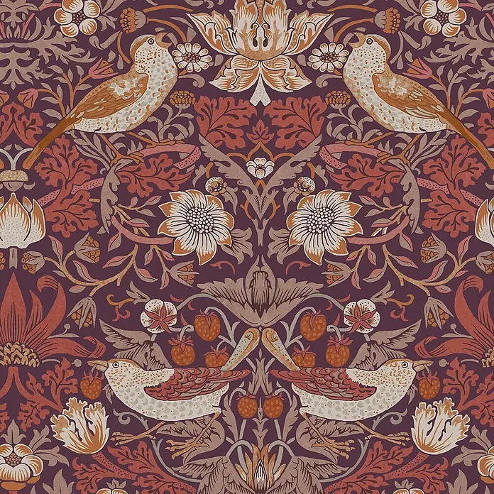 William Morris At Home Vliestapete Erdbeerdieb - Lila, Floral, 1.000 x 52 cm - Wiederkehrendes Arts-and-Crafts-Muster mit Vögeln, Beeren und großen Blumen in Erdtönen auf dunklem Grund.
